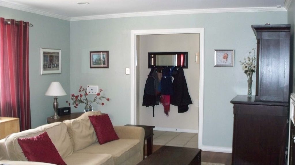 Living room before remodel